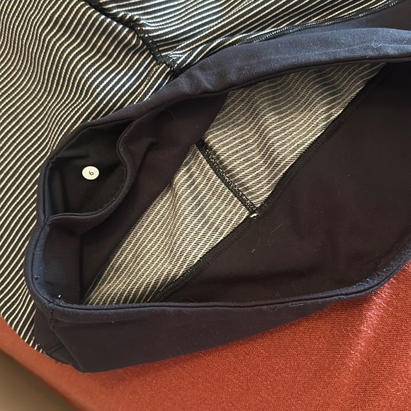 LULULEMON black and white stripe leggings - Picture 4 of 4